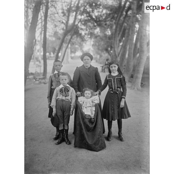 1006. Un groupe d'une famille. [légende d'origine]