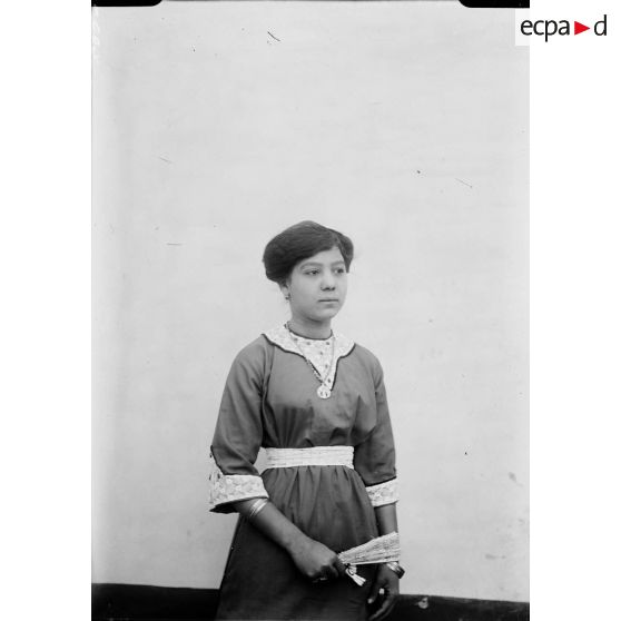 1007. Buste, mademoiselle Farouge. [légende d'origine]