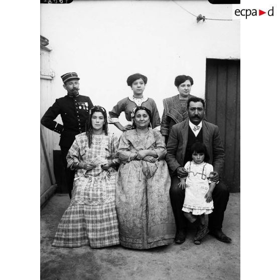 1008. Groupe famille Farouge. [légende d'origine]