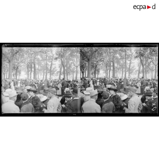 Paris 14 juillet. Un musicien et la foule. [légende d'origine]