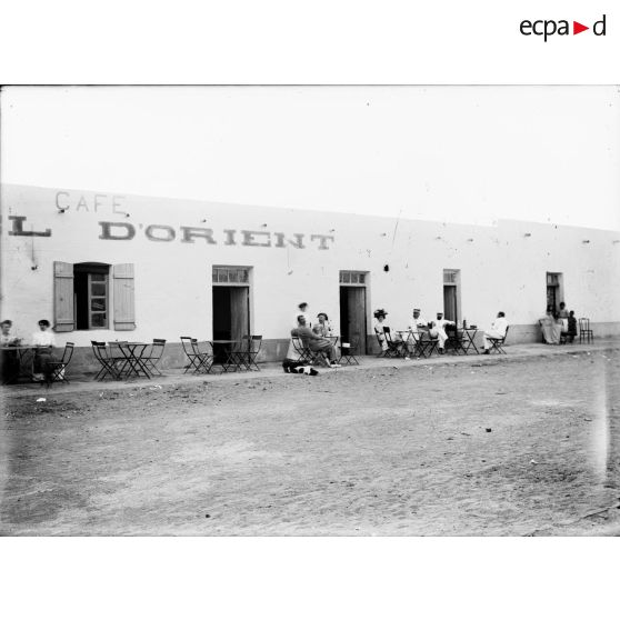 696. Café d'Orient. Darcelle. Officiers. [légende d'origine]