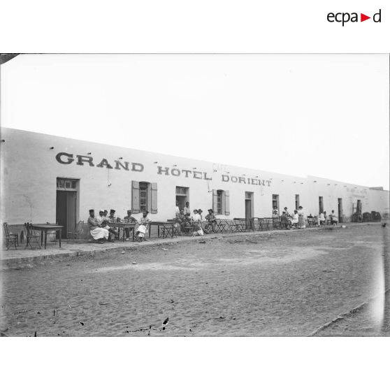 698. Café d'Orient. Vue générale. [légende d'origine]