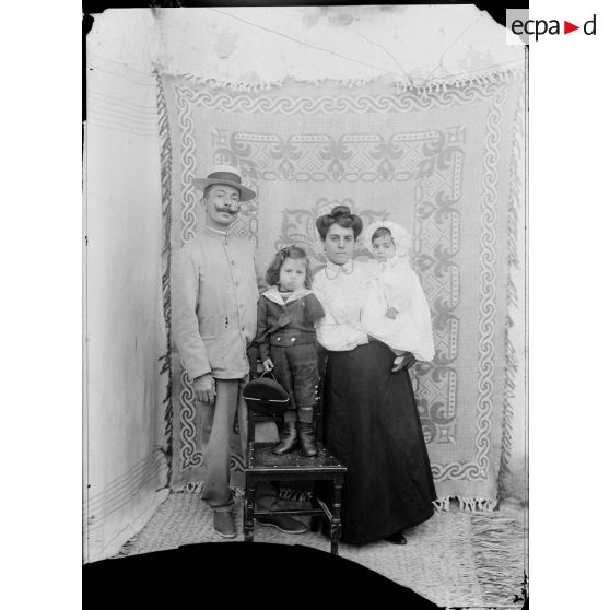 702. Bouralet et sa famille. Léon a bougé. [légende d'origine]