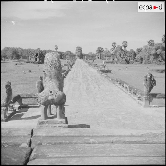 Allée monumentale du temple d'Angkor Wat.