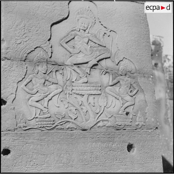 Représentation en bas-relief de d'apsaras au temple d'Angkor Wat.