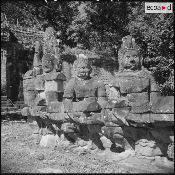 Statues monumentales à la porte sud d'Ankgor Thom.