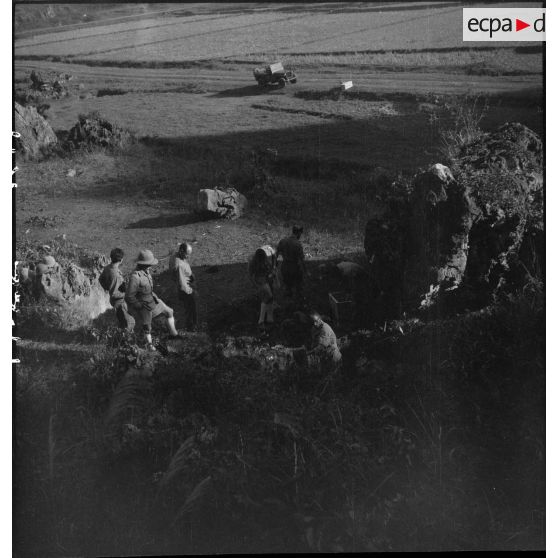 Exhumation de cadavres sur le charnier de Langson.