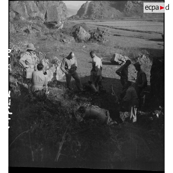 Exhumation de cadavres sur le charnier de Langson.