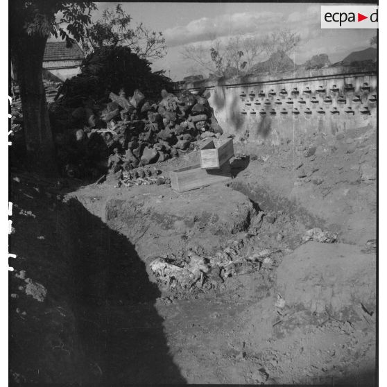 Exhumation de cadavres sur le charnier de Langson.