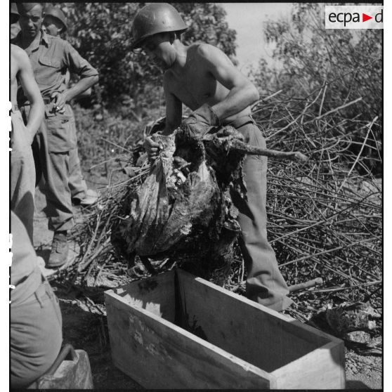Exhumation de cadavres sur le charnier de Langson.
