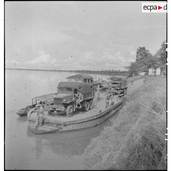 Véhicules de l'armée française empruntant un bac à Strung-Treng, sur le fleuve Mékong.