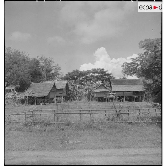 Habitations rurales vernaculaires sur pilotis au Laos.