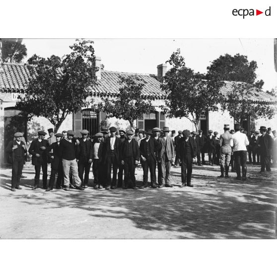 1244. Arrivée des bleus en avalanche au 3e Chas[seurs] d'[Afrique]. [légende d'origine]