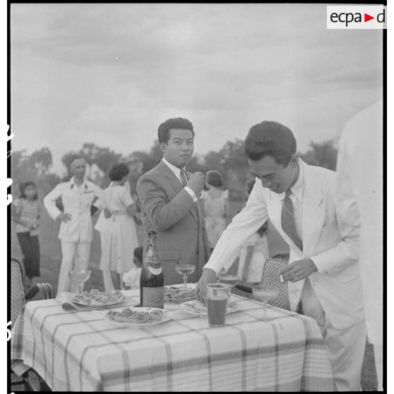 Le roi du Cambodge, Norodom Sihanouk, lors d'une réception mondaine à Phnom Penh.
