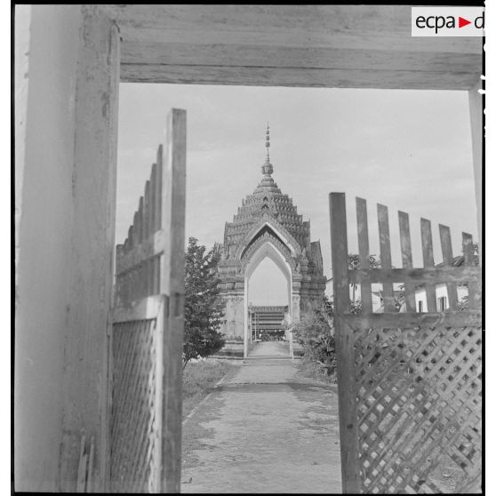 Portique monumental à l'entrée du Wat Piphetthearam, à Battambang.