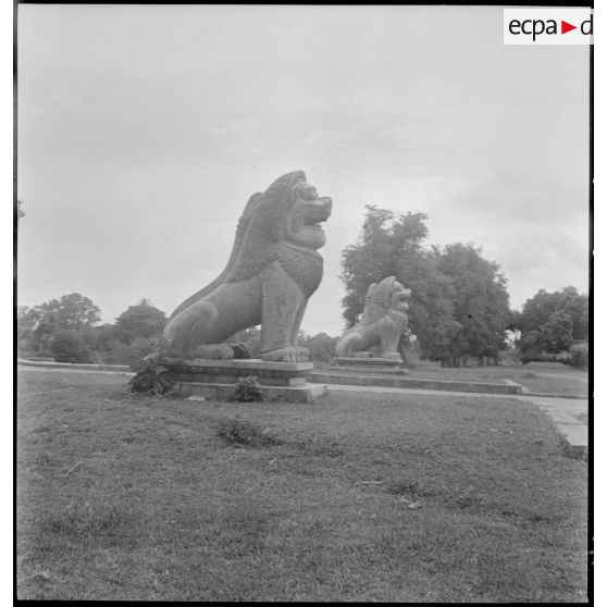 Statues monumentales de lions à Battambang.