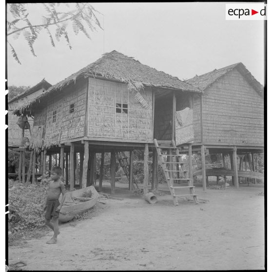 Habitation sur pilotis au Cambodge.