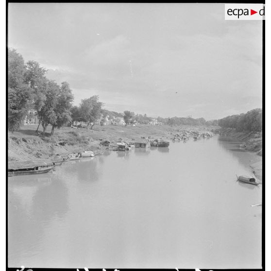 Sampans sur une berge de la rivière Sangker à Battambang.