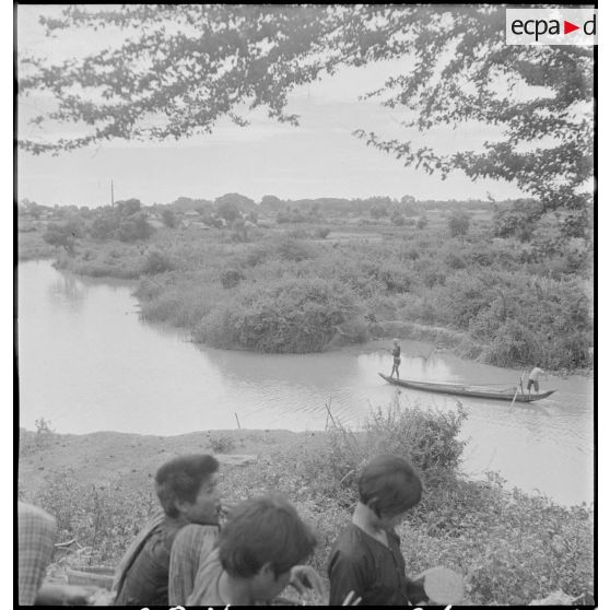 Pêche à l'épervier sur une rivière au Cambodge.
