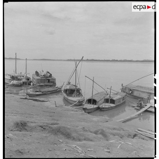 Barques de pêcheurs sur une berge du Mékong.