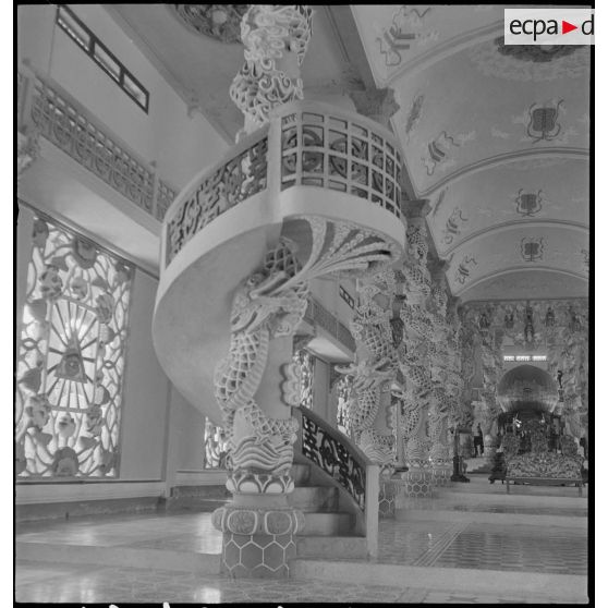 Sculpture et ornements d'escalier à l'intérieur du temple caodaïste de Tay Ninh.