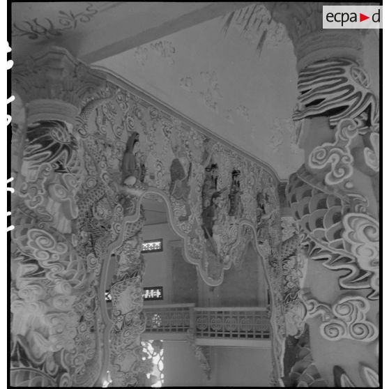 Détails sculptés en haut-relief des grandes figures de la religion caodaïste, à l'intérieur du temple de Tay Ninh.