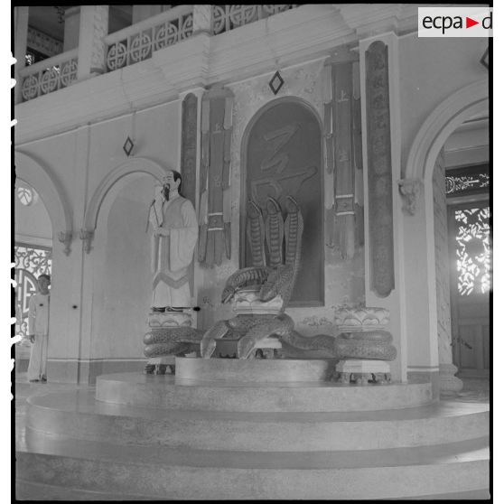 Le trône du supérieur au temple de Tay Ninh, Saint-Siège du caodaïsme.