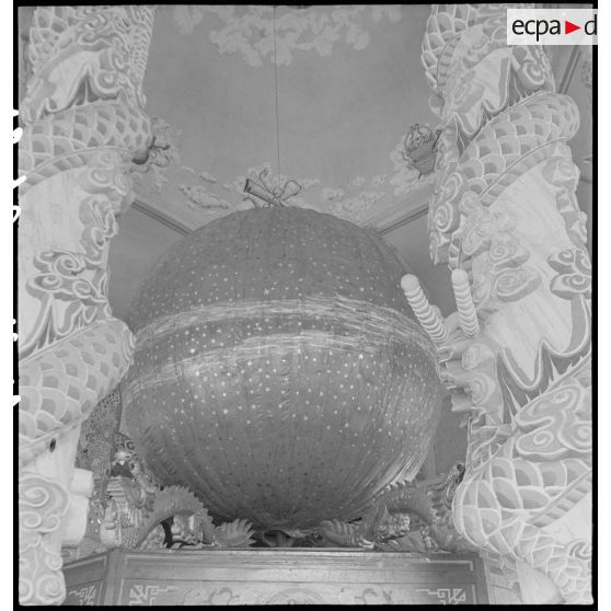 Grande sphère du temple de Tay Ninh recouverte d'étoiles.