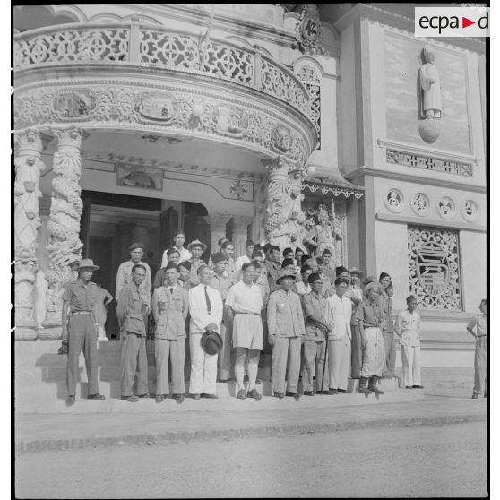 Membres de l'état-major de l'armée caodaïste posant sur les marches du temple de Tay Ninh.