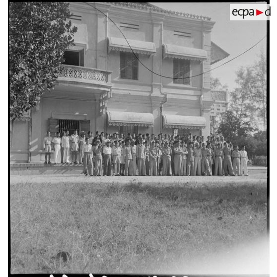 L'état-major général de l'armée caodaïste posant devant un édifice du culte à Tay Ninh.