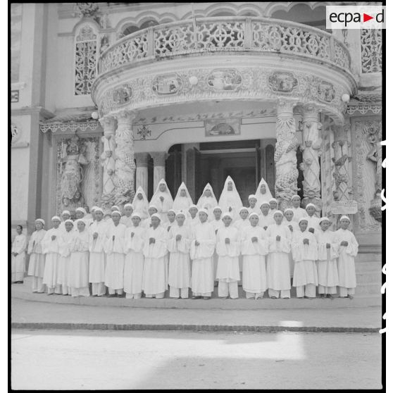 Membres féminins du clergé Cao Daï posant devant l'entrée du temple de Tay Ninh.