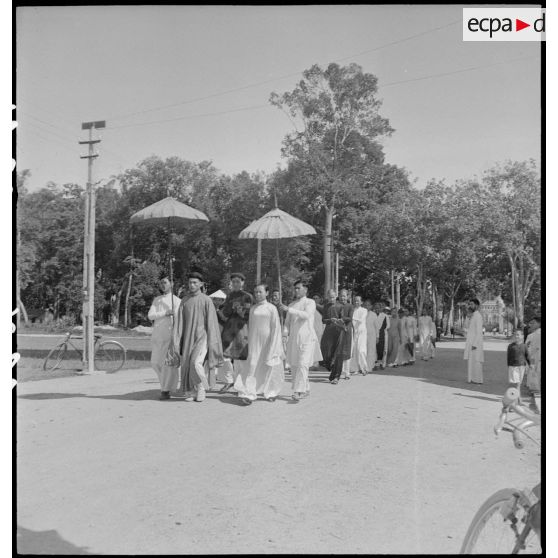 Mariage célébré au Saint-Siège caodaïste situé au temple de Tay Ninh.
