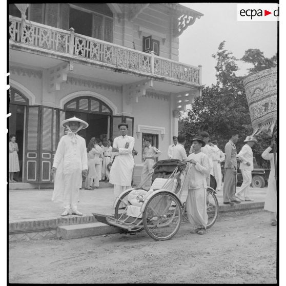 Pham Cong Tac, haut-dignitaire caodaïste, prenant un cyclo-pousse à Ty Ninh.