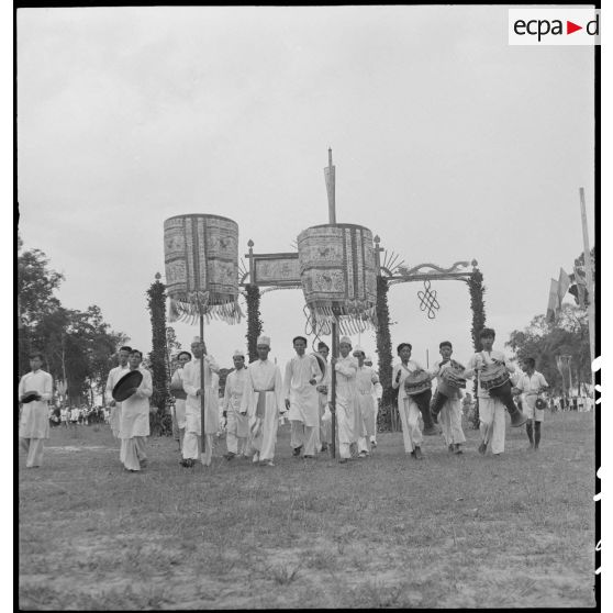 Pham Cong Tac se rendant à la tour de la déesse du Dieu Tri Phat Mau, à Ty Ninh.