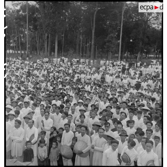 Foule de fidèles pendant la cérémonie religieuse caodaïste célébrant la fête de la Déesse et Dieu Tri à Ty Ninh.