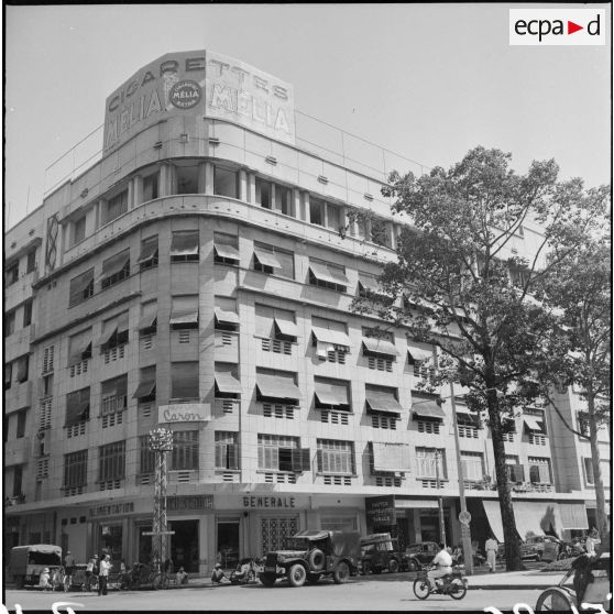 Immeuble à l'angle de la place Francis Garnier à Saïgon.
