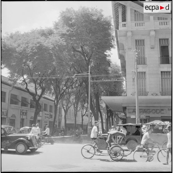 Angle de la rue Catinat et Le Loi à Saïgon.