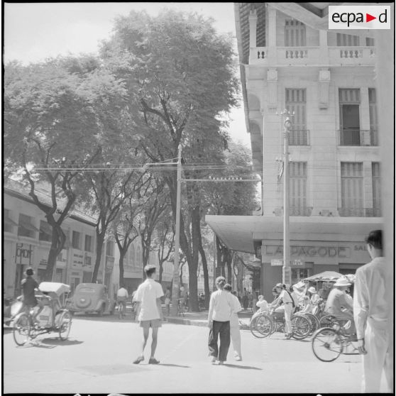 Angle de la rue Catinat et Le Loi à Saïgon.