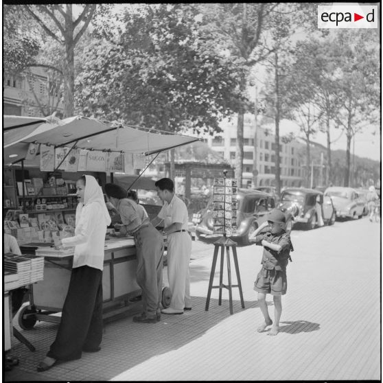 Kiosque de vente de journaux sur le boulevard Bonard à Saïgon.