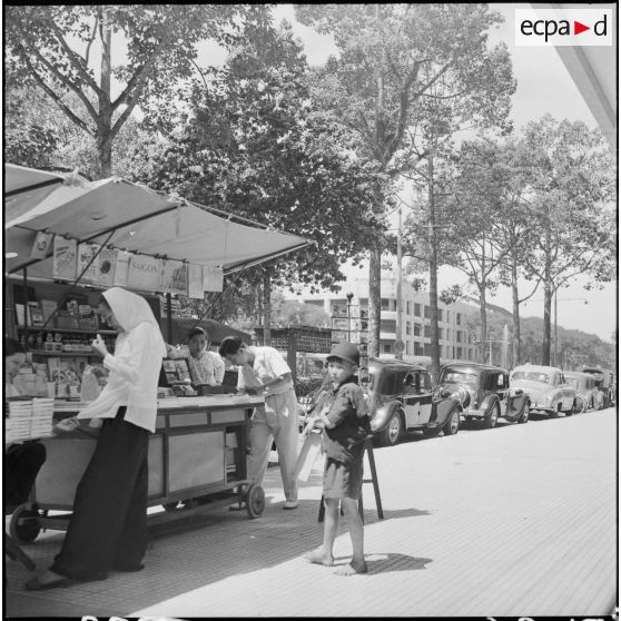 Kiosque de vente de journaux sur le boulevard Bonard à Saïgon.
