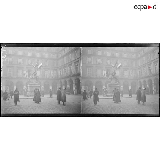 Paris, statue de Jeanne d'Arc pavoisée. [légende d'origine]