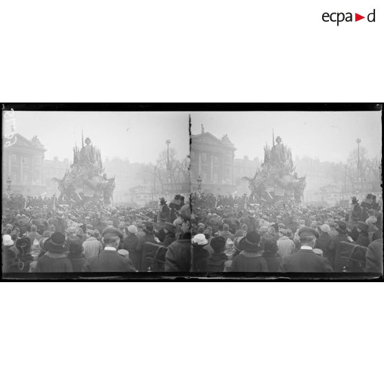 Paris, la foule autour de la statue de Strasbourg le jour de l'armistice. [légende d'origine]