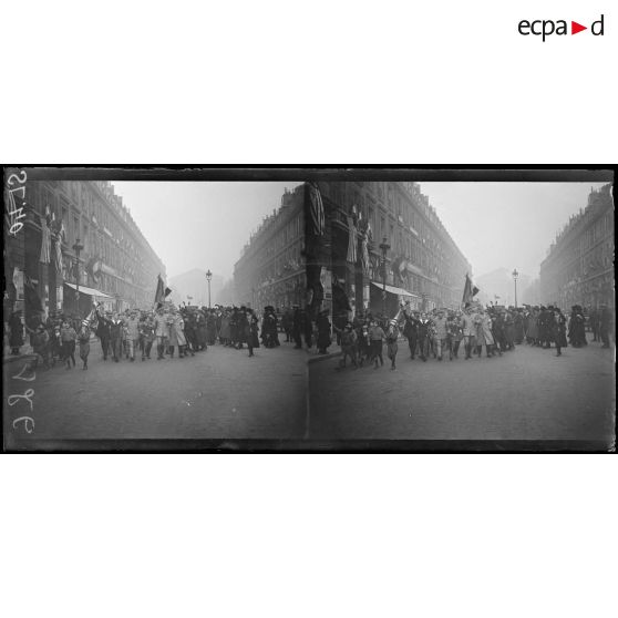 Paris, foule et soldats dans la rue Royale le jour de l'armistice. [légende d'origine]