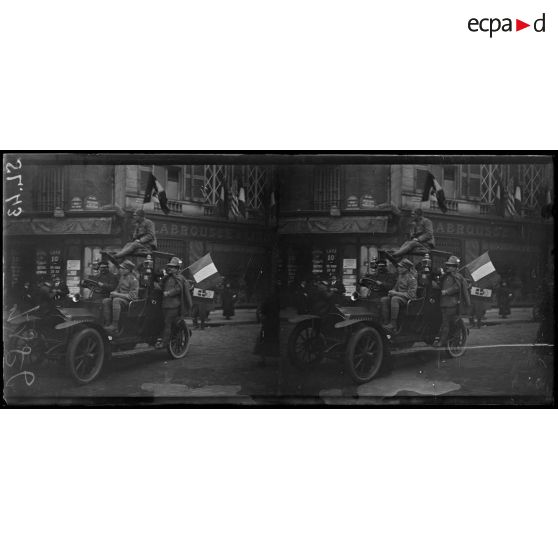 Paris, soldats italiens juchés sur un taxi le jour de l'armistice. [légende d'origine]