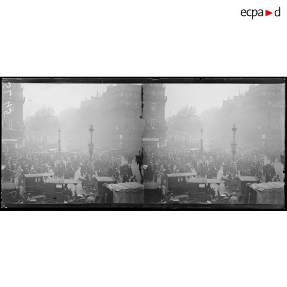 Paris, la foule place de l'Opéra le jour de l'armistice. [légende d'origine]