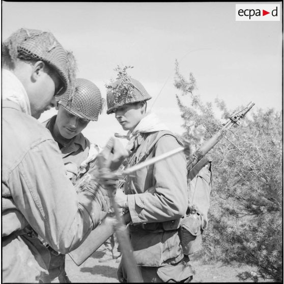 Le colonel Marcel Bigeard et le commando Georges dans le secteur de Saïda. [Description en cours]