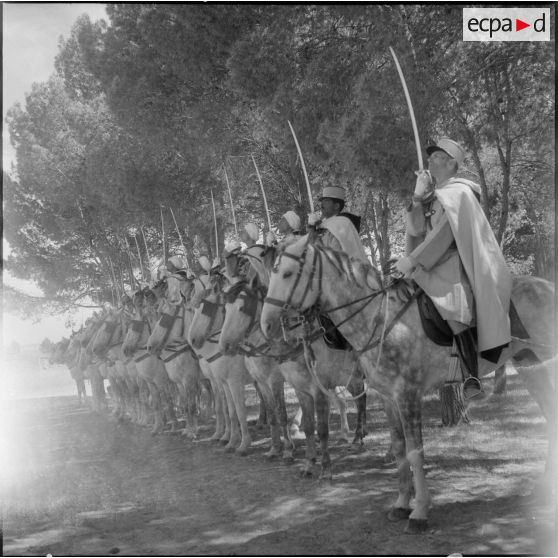 Spahis du 23e RS en tenue de tradition. [Description en cours]