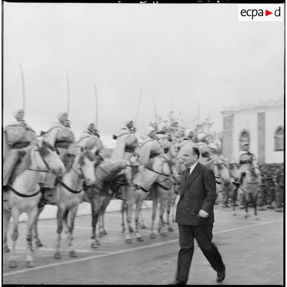 Visite d’André Jacomet, secrétaire général de l'Administration en Algérie aux hommes de Marcel Bigeard. [Description en cours]
