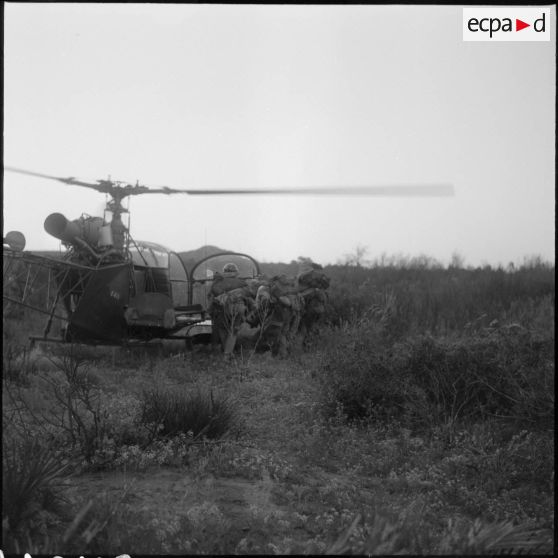 Evacuation d'un blessé pendant une opération dans le secteur de Saïda. [Description en cours]