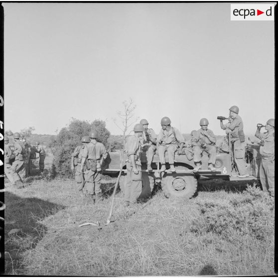 Rassemblement lors d'une opération dans le djebel. [Description en cours]